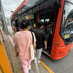 버스타고 한글배우러 가요~
