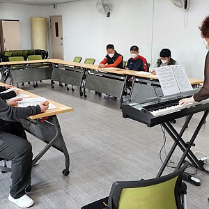 주간보호 4월 노래교실 진행