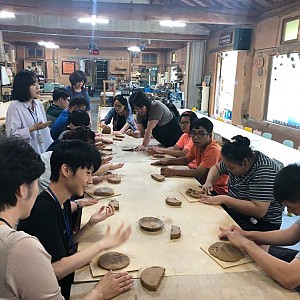 주간보호시설 도자기공예 진행