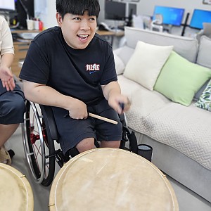 '둥둥!! 손으로 나누는 행복한 미소'